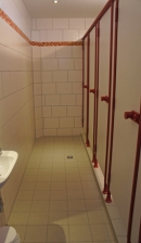 teilsaniertes Sanitärgebäude